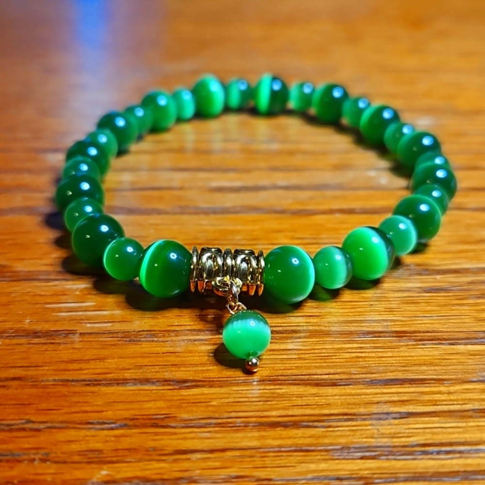 NWT Luminous Green Cat Eye w/gold Accent Bead Charm Stretch Bracelet - Picture 2 of 3